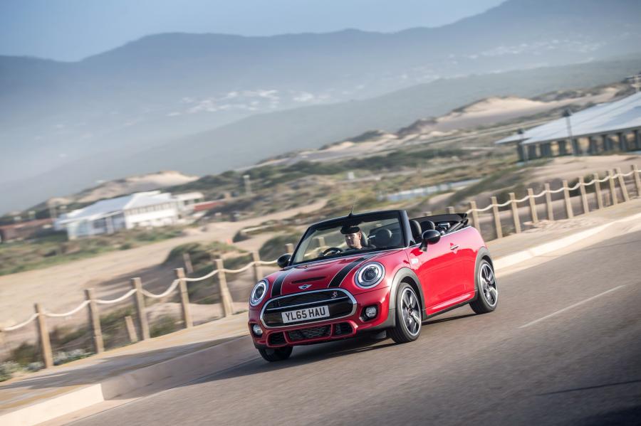  Mini Cooper S Cabrio JCW Package 2015 года  (UK) (фото 15 из 30)
